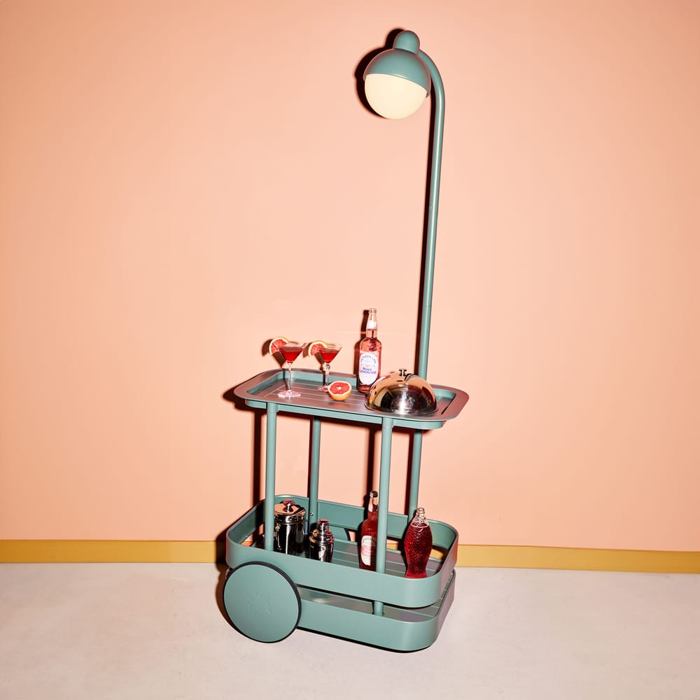 Elevate outdoor gatherings with Fatboy's Jolly Trolley, the mobile bar that also serves as a potting table. Durable, versatile, and fun!