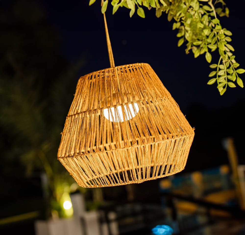 Sisine by Newgarden: A no-installation, all-occasion hanging lamp. Offers 900-lumen brightness & a remarkable 6-20 hour battery life.