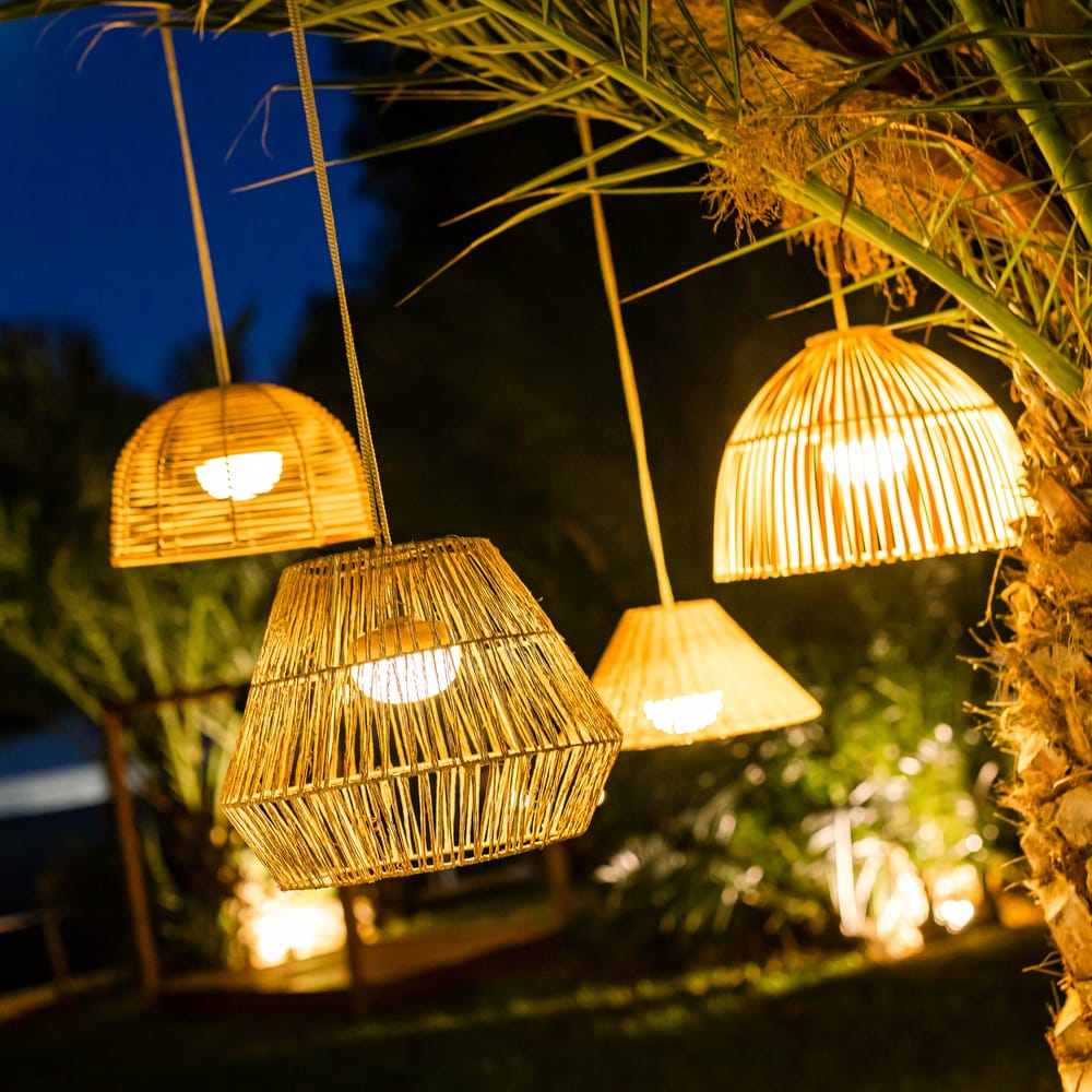 Sisine hanging lamp: Ideal for any setting with its 900-lumen glow, IP54 protection, and 6-20 hrs of battery. Pair with Reona and Bossa!