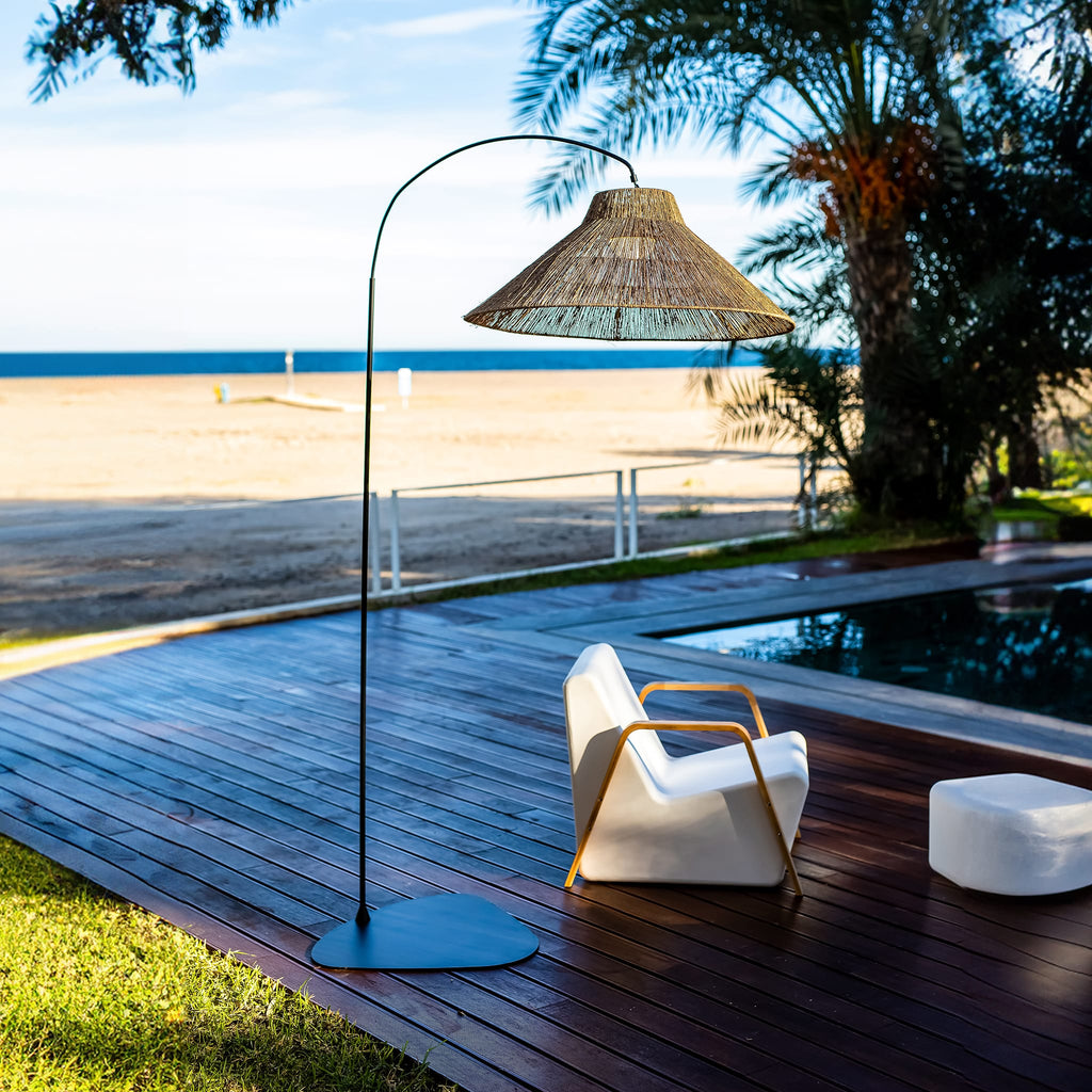 Light up your home with Niza's elegance: a cable-free lamp with a natural fiber shade and a remote-controlled, magnetized bulb.