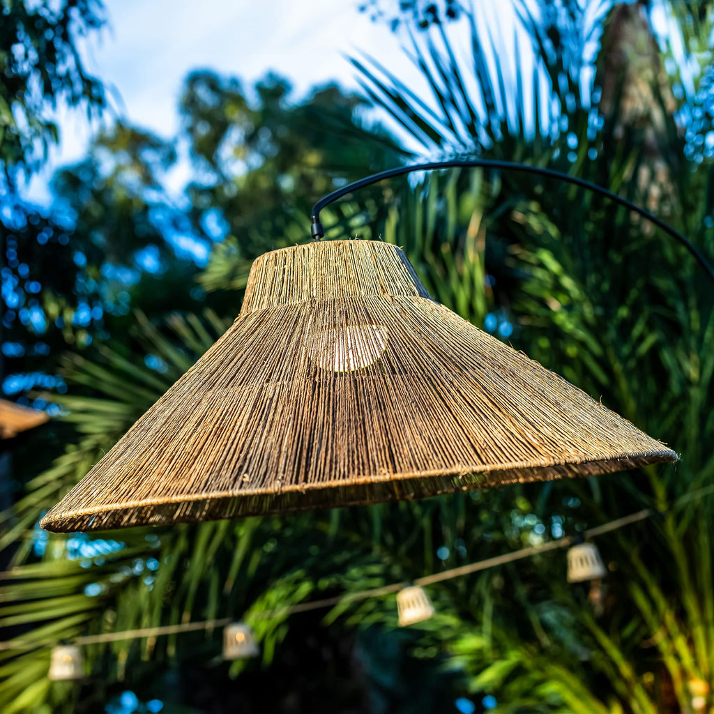 Niza: a stylish, dual-function lamp with a hand-braided shade and a magnetized, remote-controlled bulb for easy lighting.