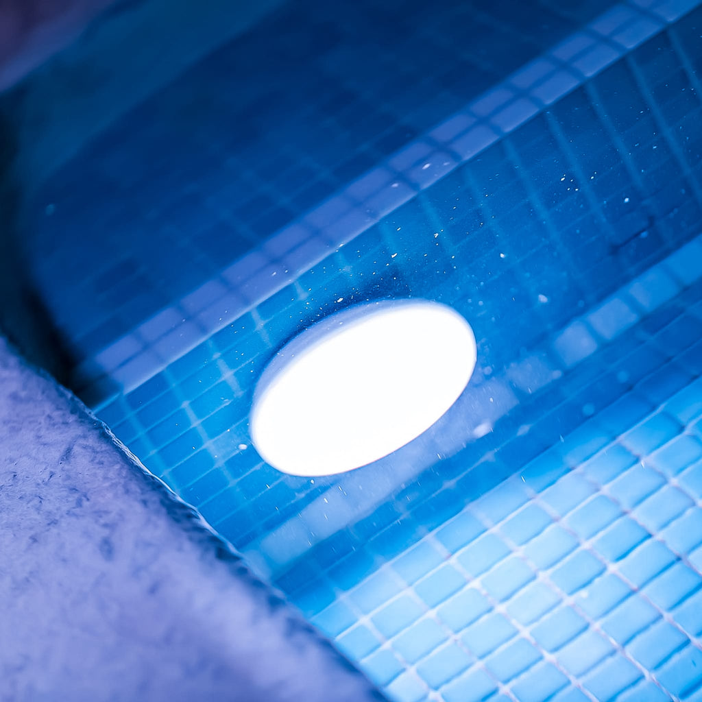 Illuminate your pool elegantly with Papaya 12 BATTERY: IP68 waterproof, 800-lumen output, 32 hours of autonomy, and color-changing remote.