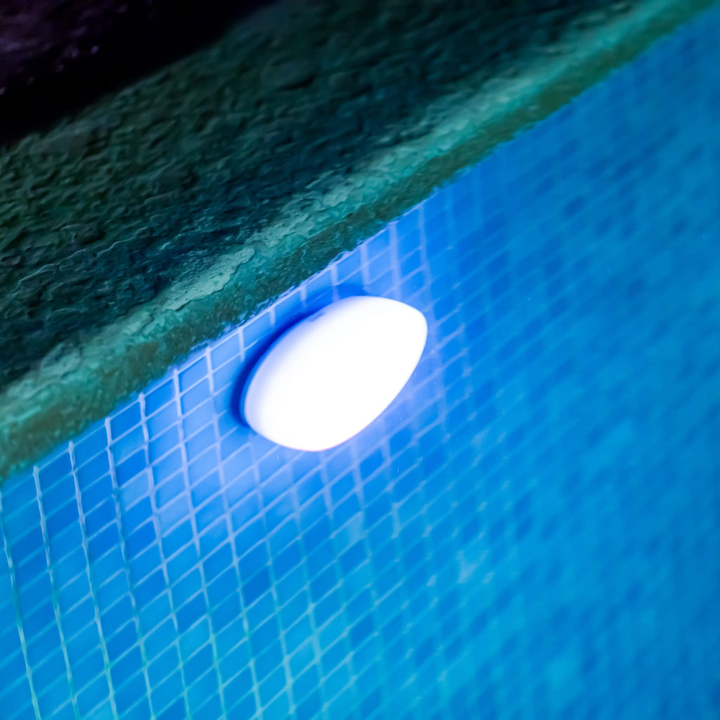 The Papaya 12 BATTERY pool light: waterproof, submersible, with remote-controlled color options and dual installation methods.