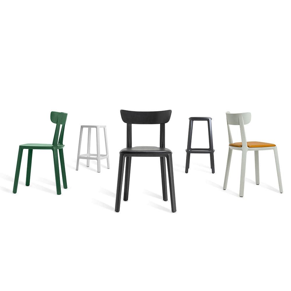 Shapes have the power to evoke memories, much like a scent. The Cadrea collection captures this sentiment, with a classic bistro chair design that combines comfort and practicality with a fresh, modern twist.